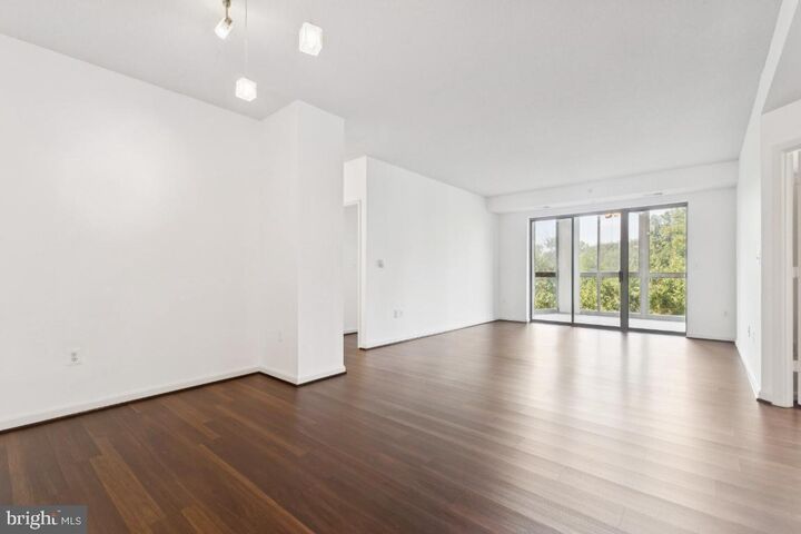 Property Photo: 19355 Cypress Ridge Terrace 423 VA 20176
