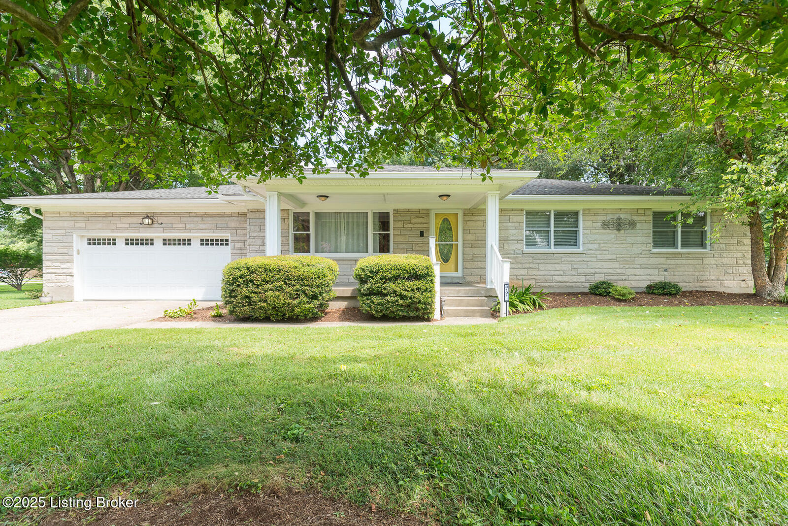 Property Photo:  8101 Watterson Trail Trail  KY 40299 
