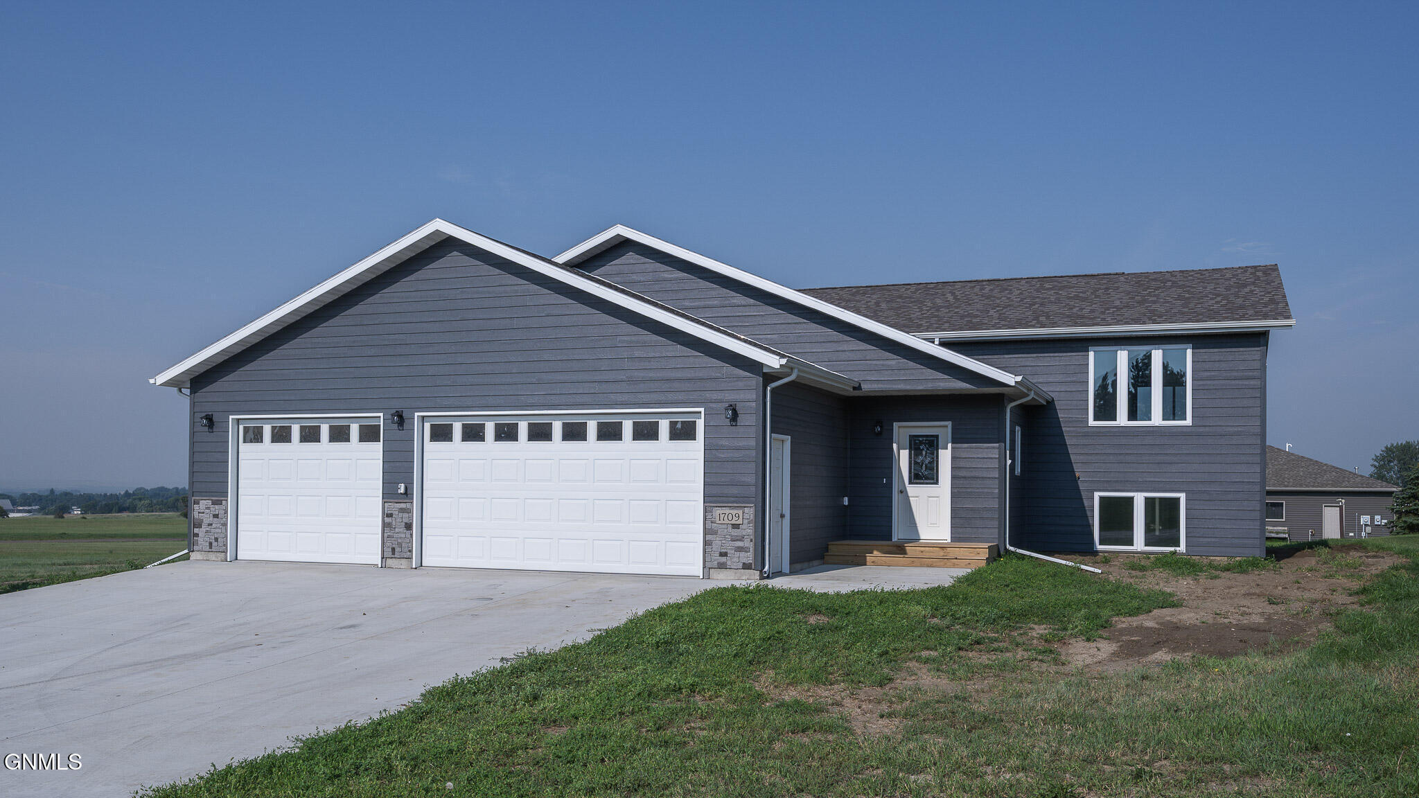 Property Photo:  1709 Blackstone Loop E  ND 58523 