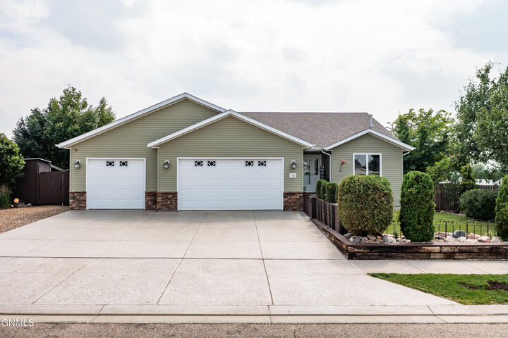 701 Lincoln Court SE  Mandan ND 58554 photo