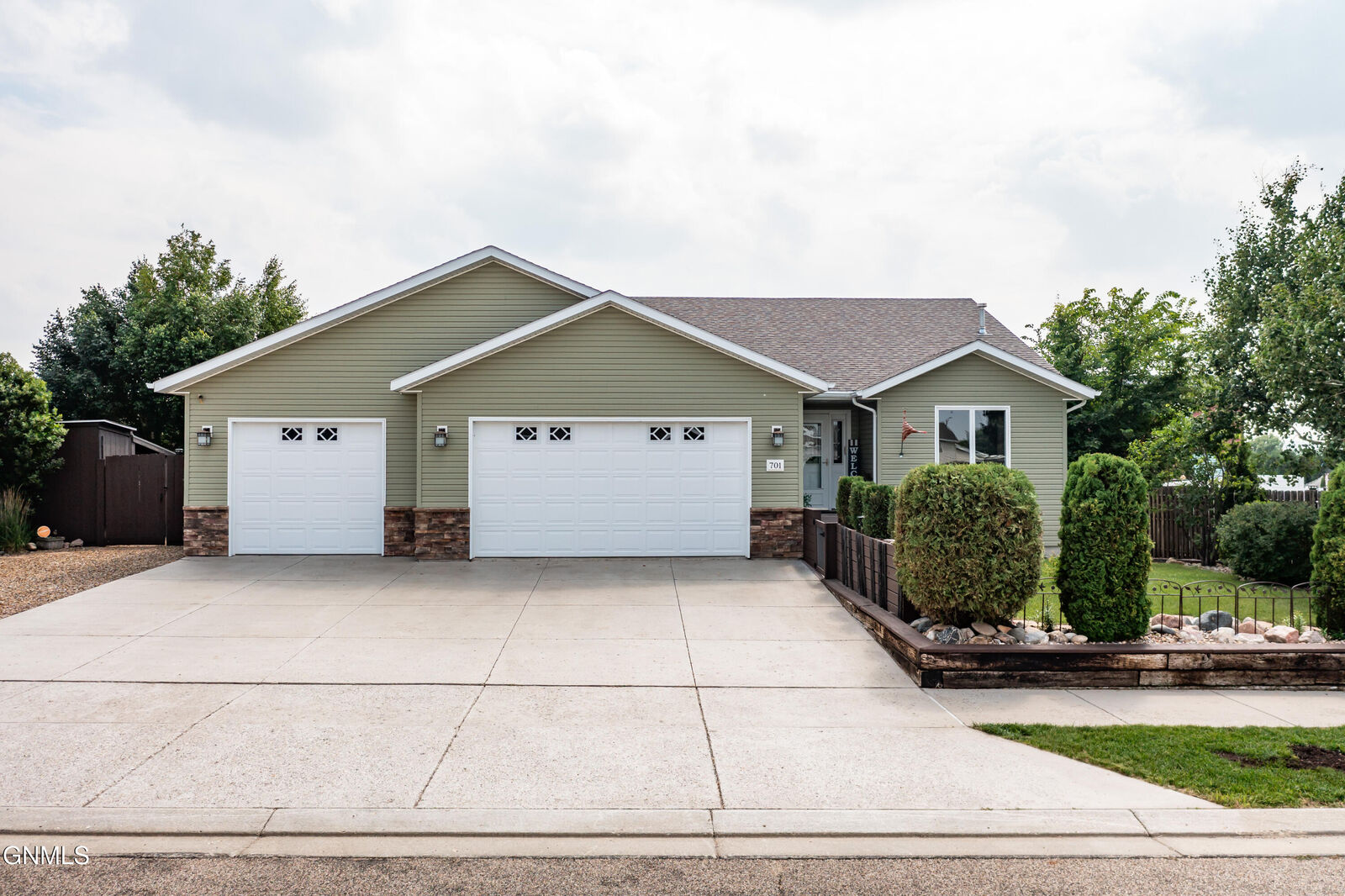 Property Photo:  701 Lincoln Court SE  ND 58554 