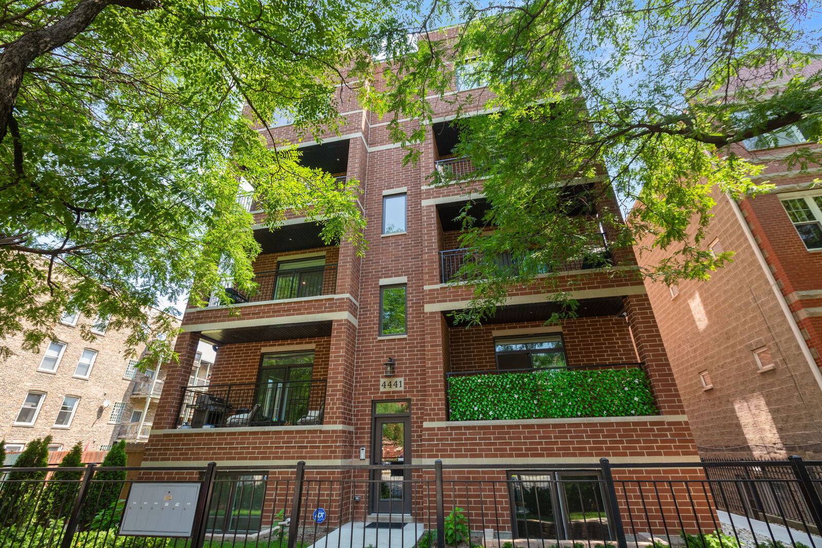 Property Photo:  4441 N Ashland Avenue 201  IL 60640 