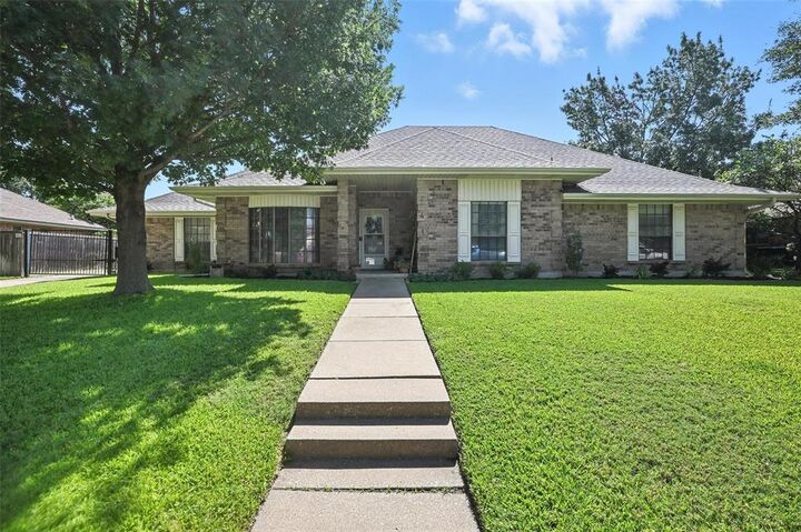 Property Photo: 7413 Lemonwood Lane TX 76133