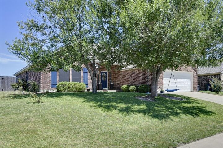 Property Photo: 119 Chambers Creek Circle TX 76064