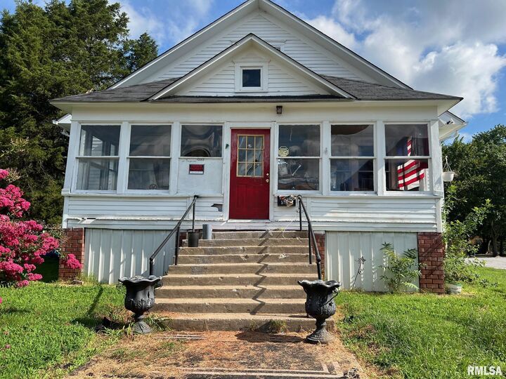 Property Photo:  503 E Poplar Street  IL 62896 