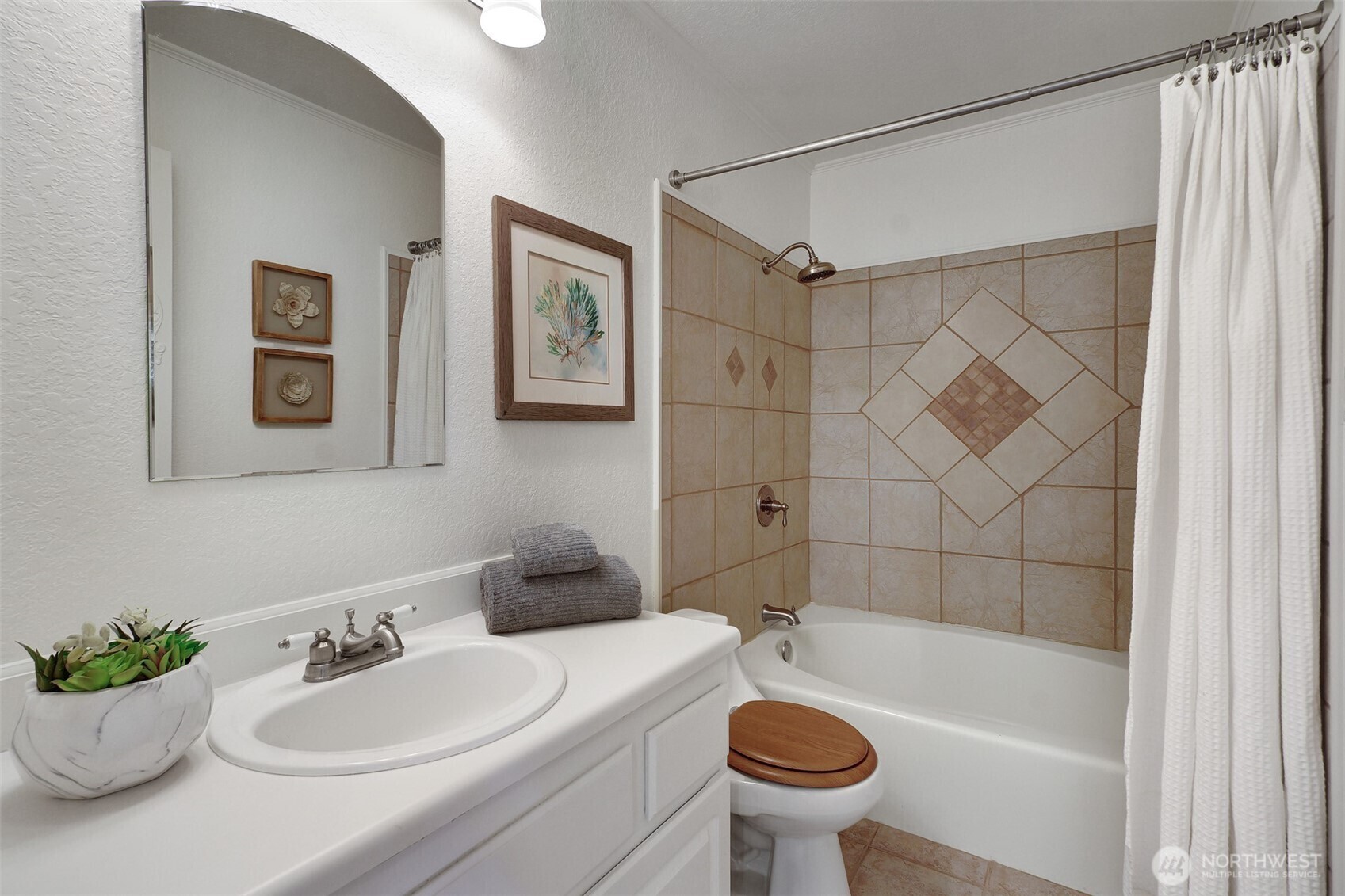 Property Photo: 9512 1st Avenue NE 402 WA 98115