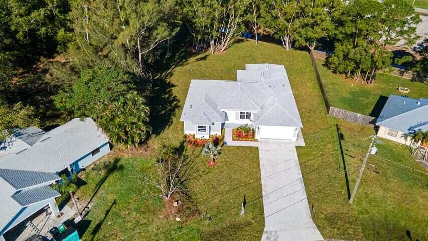 Property Photo: 419 SW Namoit Place FL 34953
