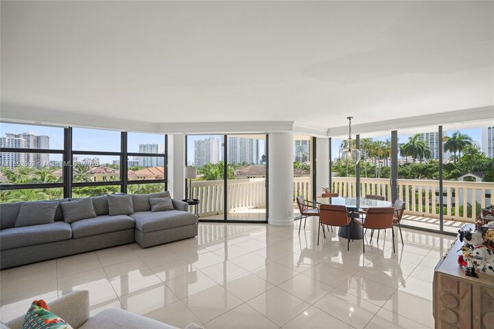 Property Photo: 1000 W Island Blvd 504 FL 33160