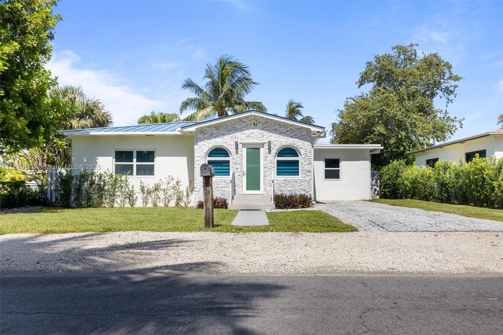Property Photo:  809 NW 6th Ave  FL 33004 