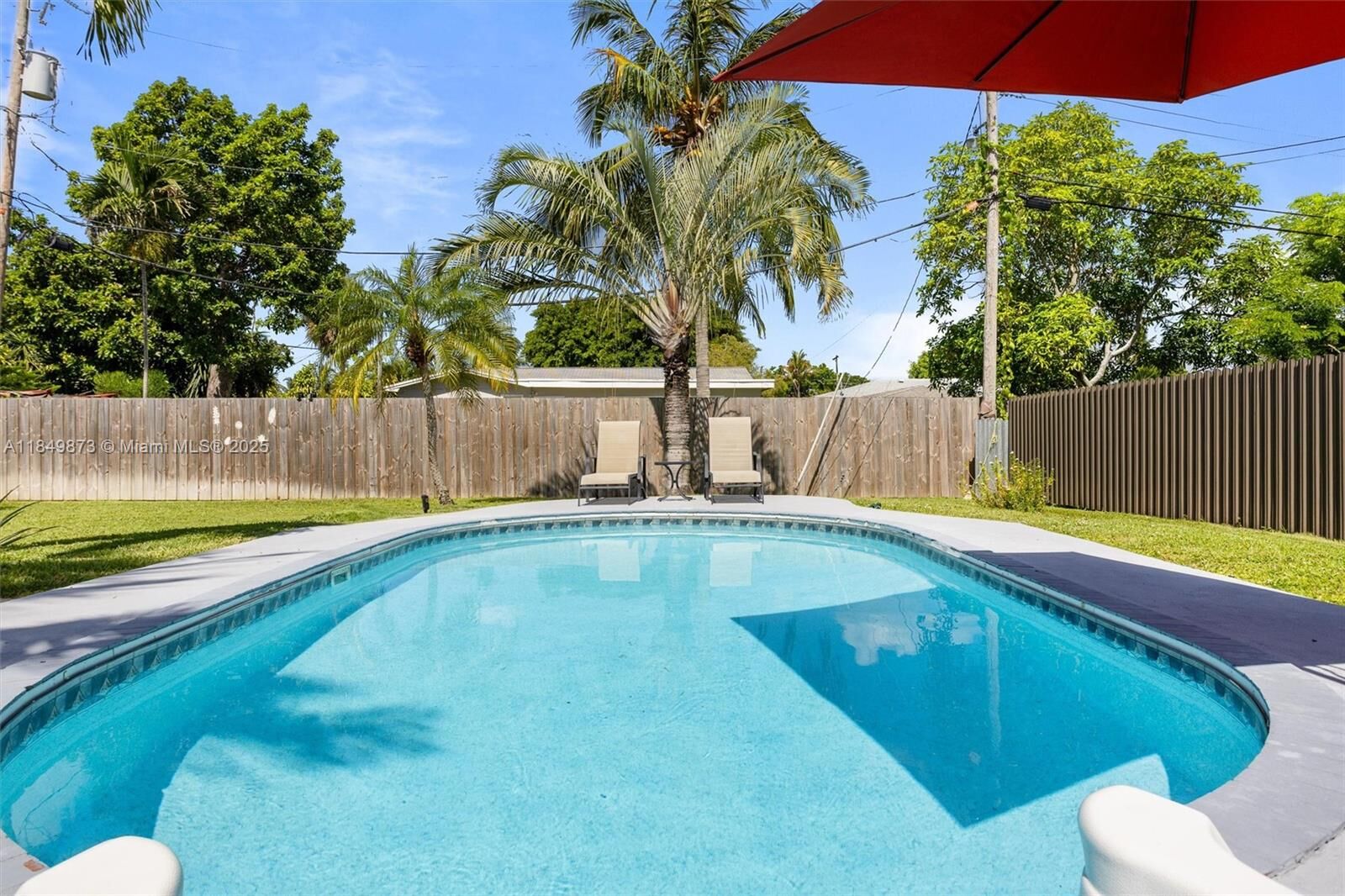 Property Photo: 809 NW 6th Ave FL 33004