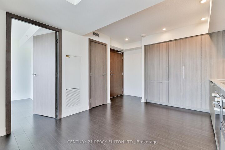 Property Photo:  19 Bathurst Street 1811  ON M5V 0N2 