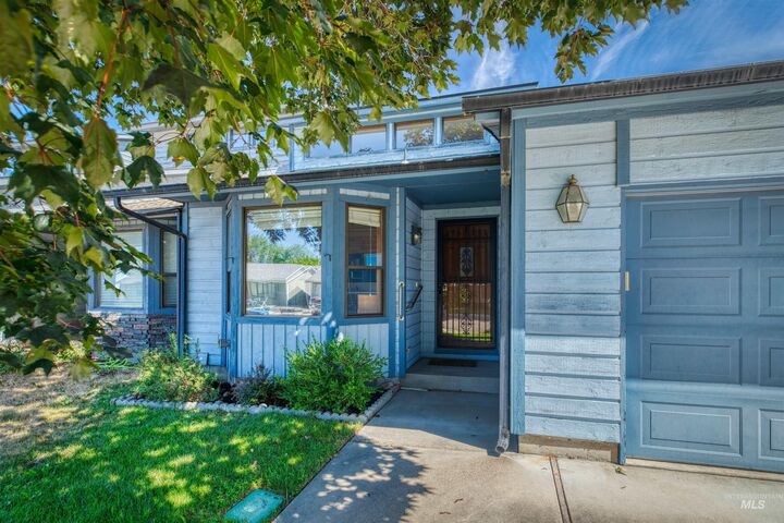 Property Photo:  6886 W Cascade Drive  ID 83704-8652 