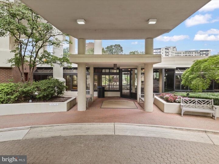 Property Photo: 1600 N Oak Street 524 VA 22209