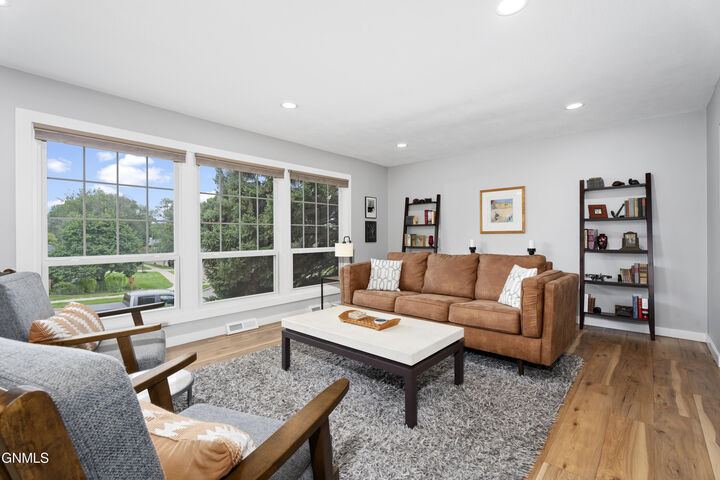 Property Photo:  1108 Pioneer Drive  ND 58501 