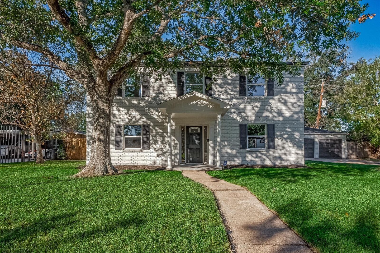 Property Photo: 2414 Walnut Bend Lane TX 77042