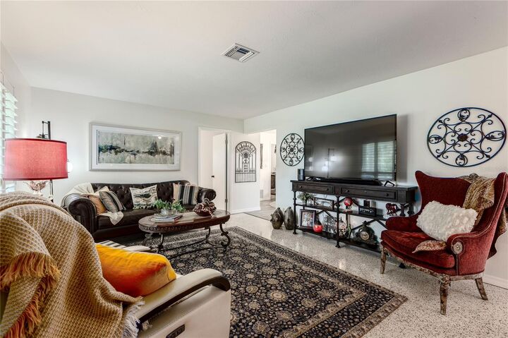 Property Photo: 111 Kingswood Court FL 32773
