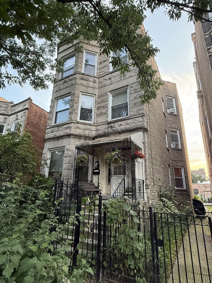 936 N Fairfield Avenue  Chicago IL 60622 photo