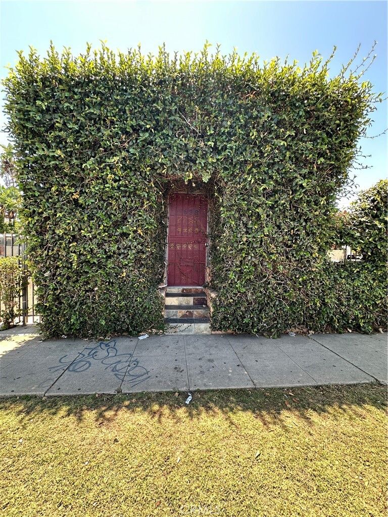 Property Photo:  638 W Century Boulevard  CA 90044 
