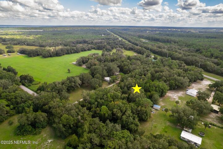 Property Photo:  1558 Highway 17  FL 32181