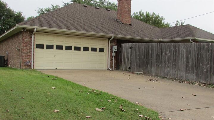 Photo de la propriété:  2305 Sherwood Drive  TX 75119 