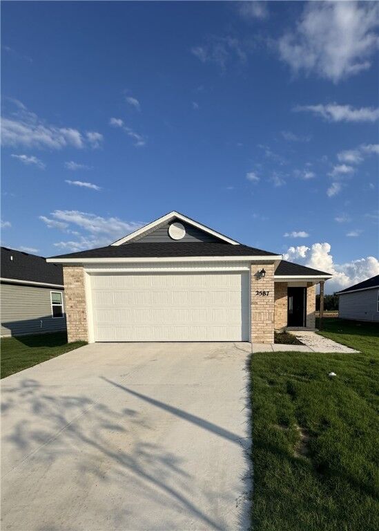 Property Photo: 2587 E Meramec Street AR 72701