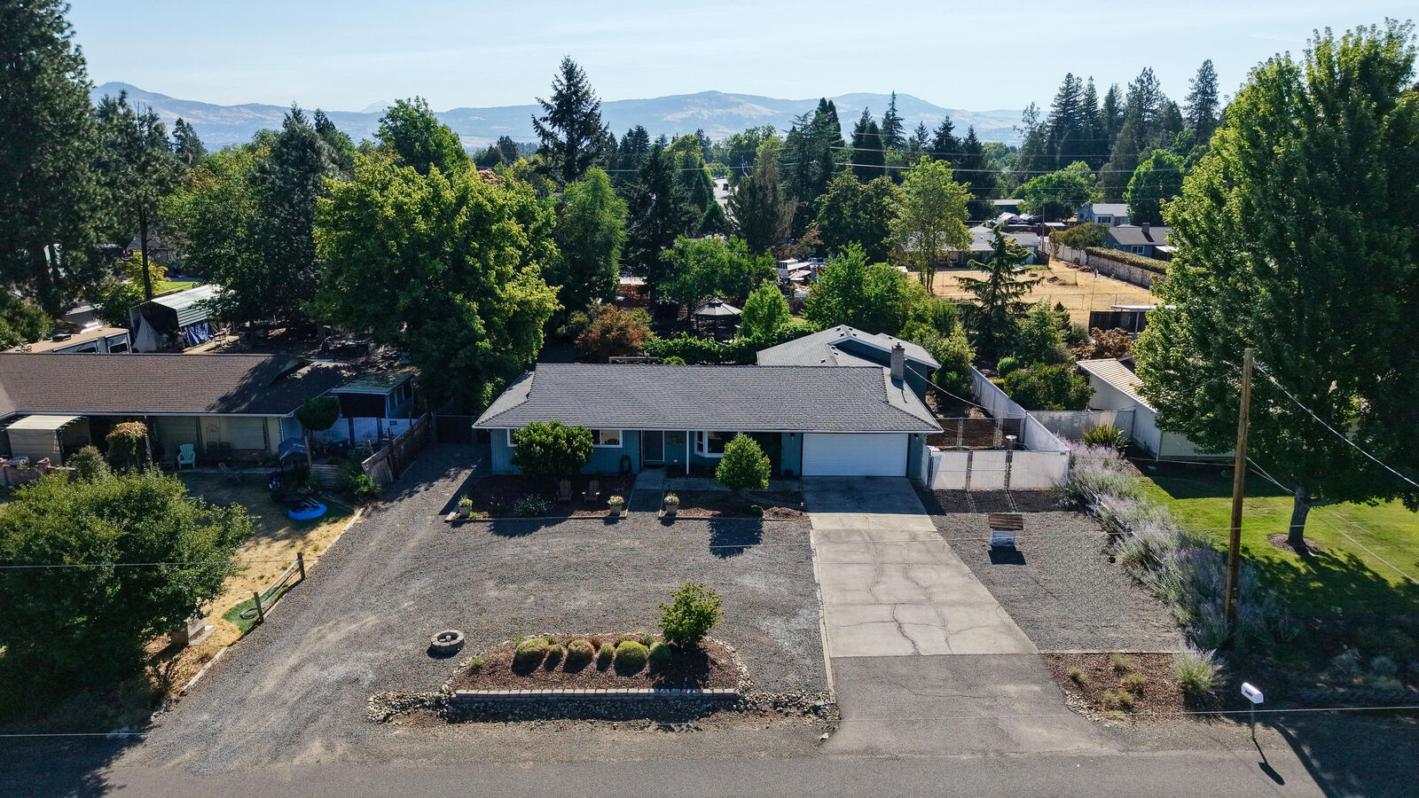 Property Photo: 2027 Fairlane Drive OR 97501