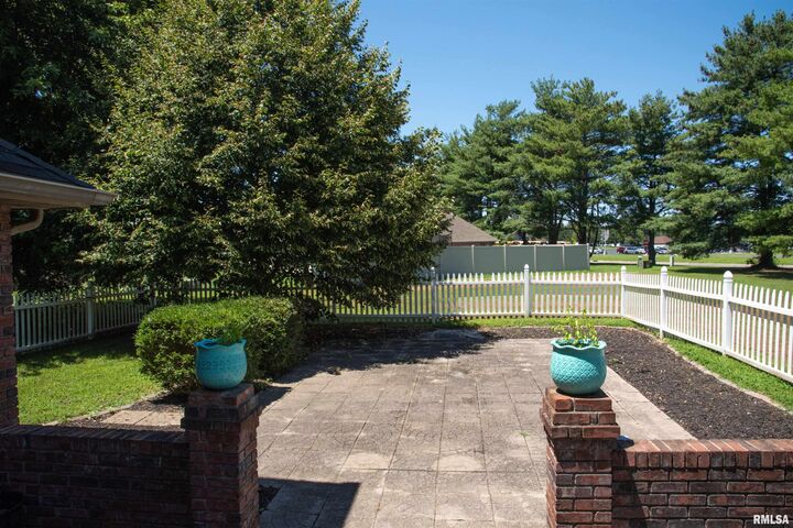 Property Photo:  1602 Carmie Lane  IL 62959 