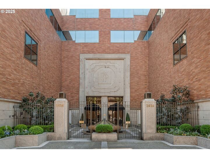 Property Photo:  1414 SW 3rd Ave 2703  OR 97201 