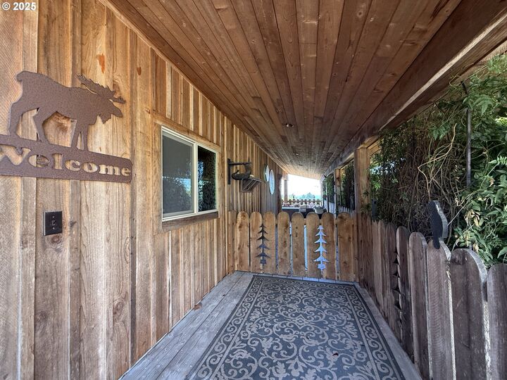 Property Photo:  99106 E Freeman Ln  OR 97415 