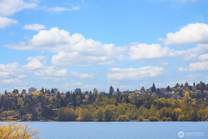 Property Photo:  212  5th Avenue W  WA 98033 