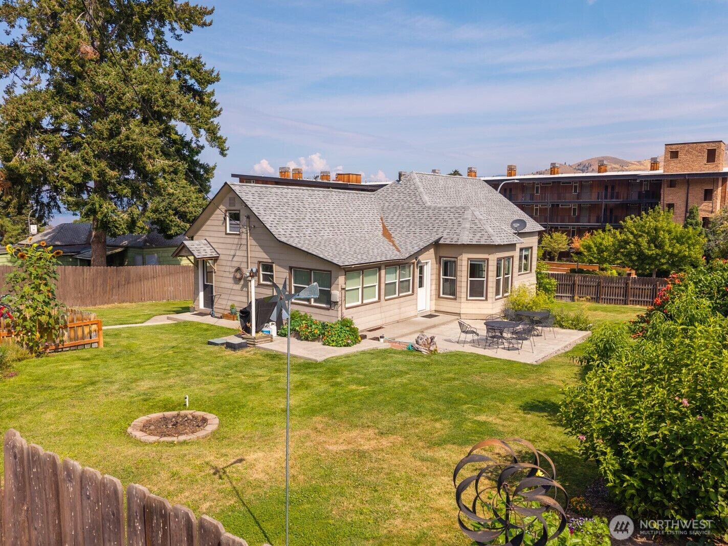 Property Photo:  2213 W Woodin Avenue  WA 98816 