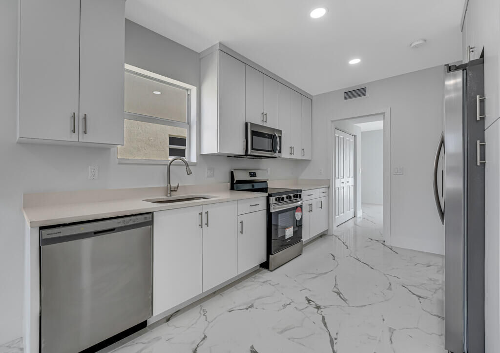 Property Photo:  410 NW 13th Avenue  FL 33435 