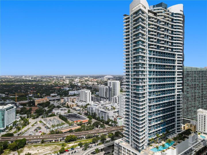 Property Photo:  60 SW 13th St 1422  FL 33130 
