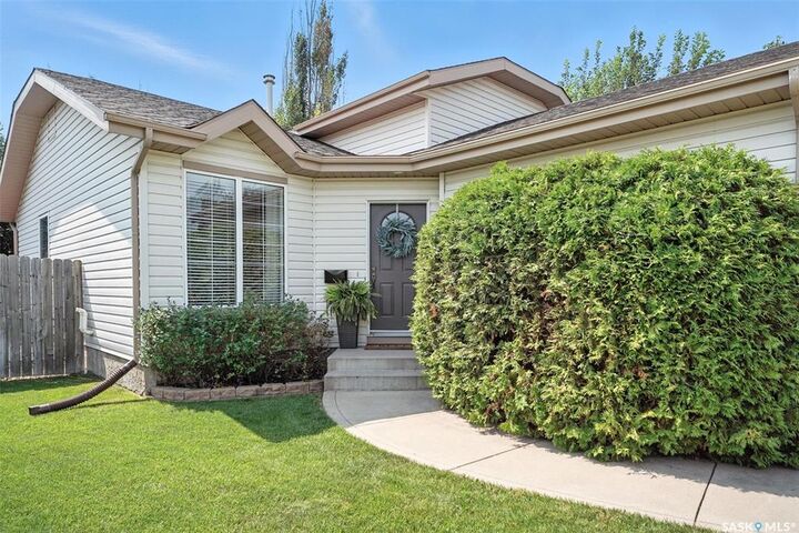 Property Photo:  802 Kenderdine Road  SK S7N 4V8 