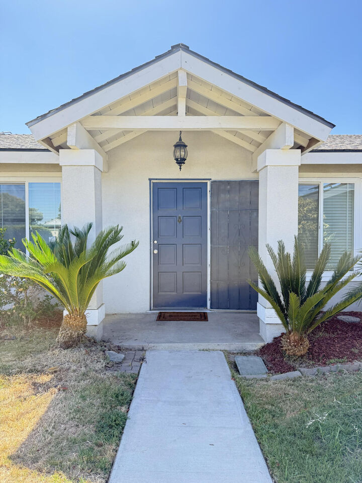 Property Photo:  143 N Simon Street  CA 93292 