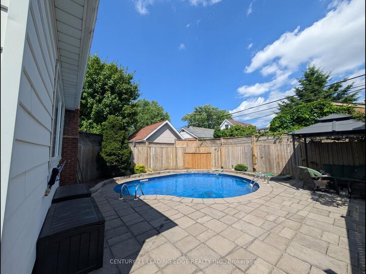 Photo de la propriété:  215 Wexford Avenue S  ON L8K 2P1 