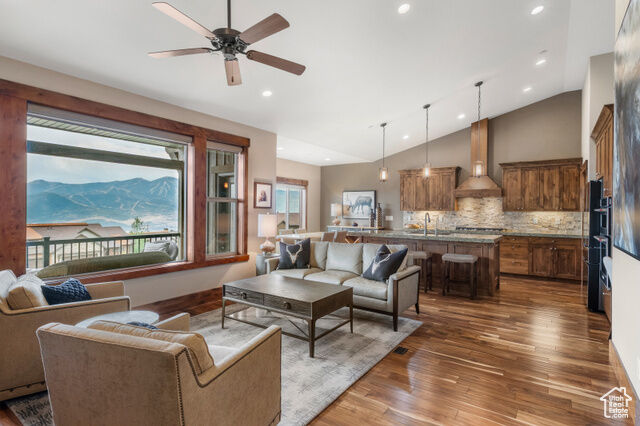 Property Photo: 1738 E Viewside Cir UT 84036