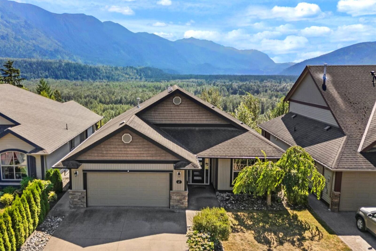 Property Photo: 46058 Bridle Ridge Crescent 4 BC V2R 5Z4