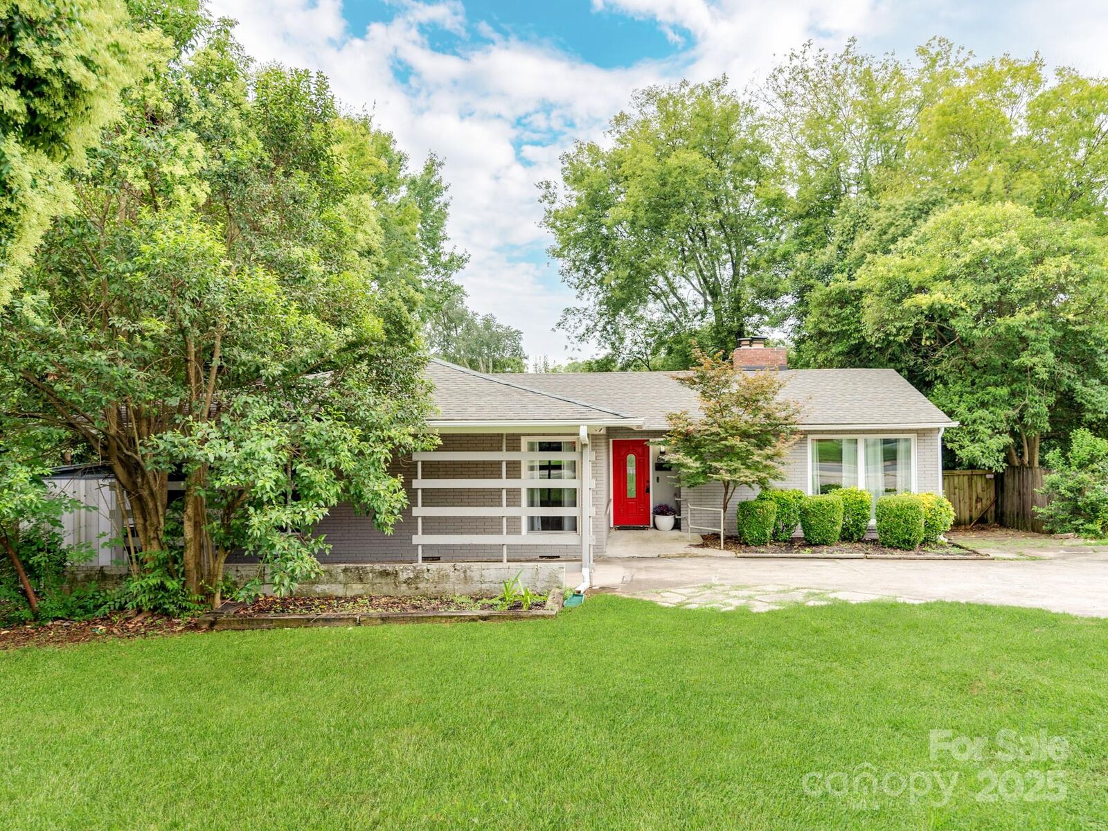 Property Photo: 842 E Woodlawn Road NC 28209