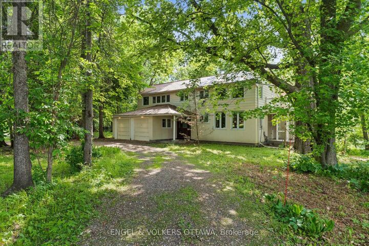 Photo de la propriété: 32 Ryeburn Drive ON K1V 1H6