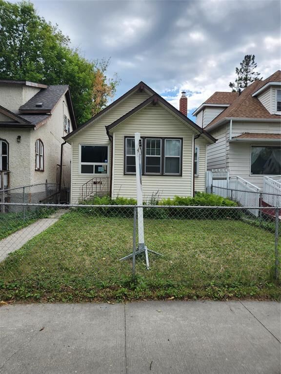 884 Home Street  Winnipeg MB R3E 2C8 photo