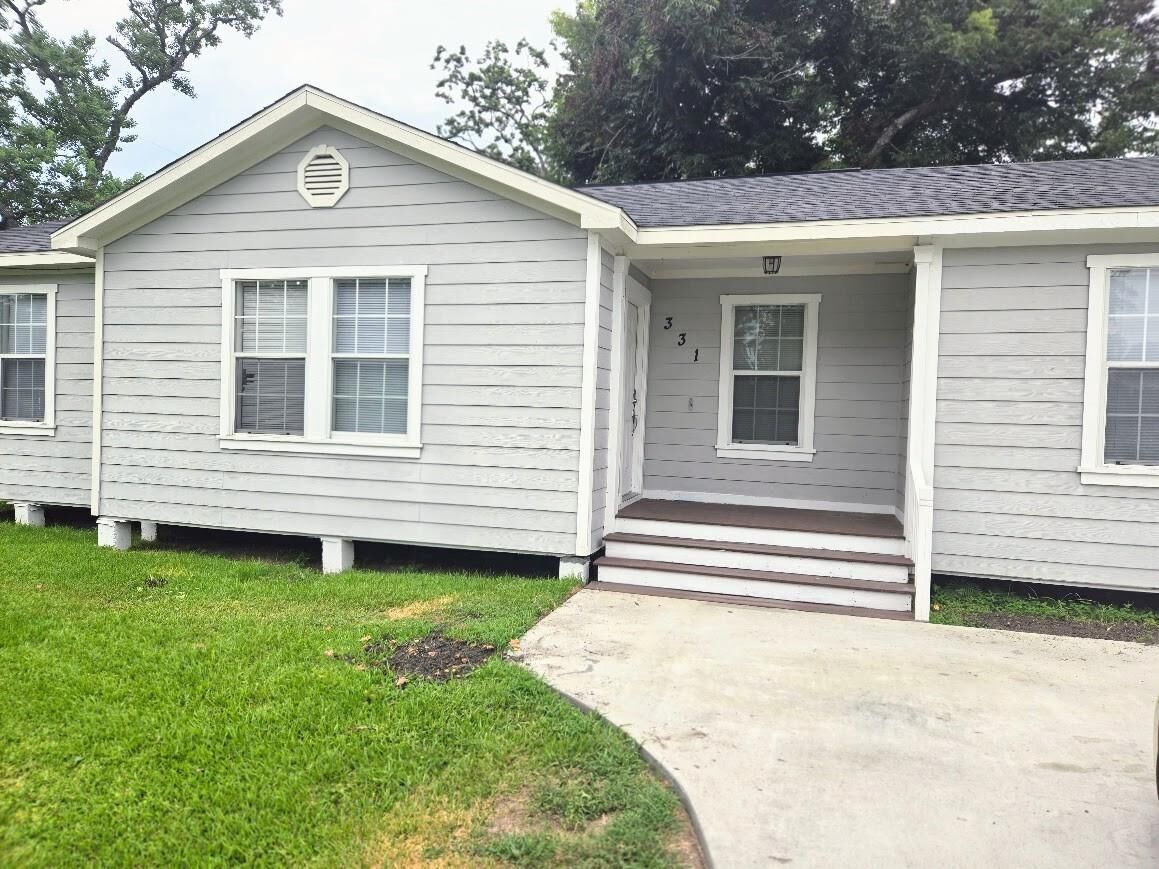 Property Photo: 331 N Texas Street TX 77591