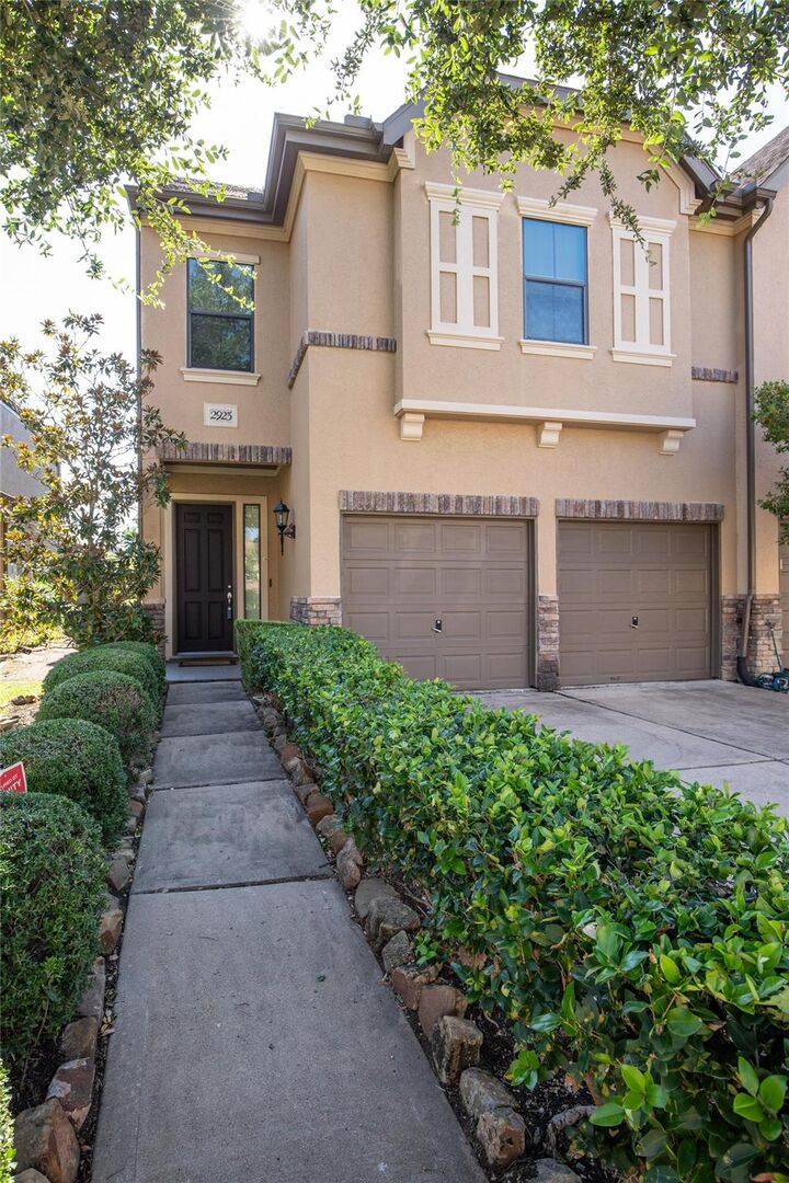Property Photo: 2923 Royal Oaks Crest TX 77082