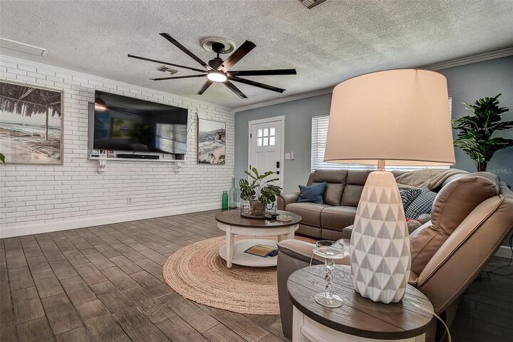 Property Photo: 725 Sunset Cove FL 33708