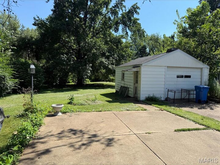 Property Photo:  100 Du Bourg Lane  MO 63031 
