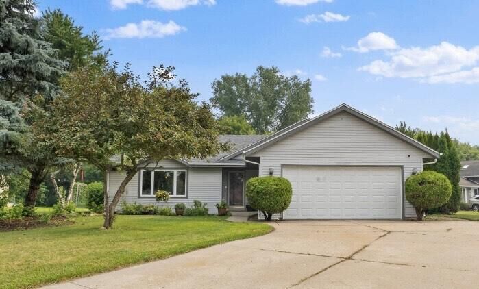 N28w22560 Foxwood Ln  Pewaukee WI 53186 photo