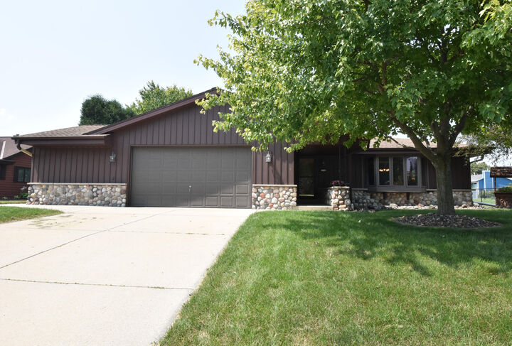 7535 S Bishops Way  Franklin WI 53132 photo