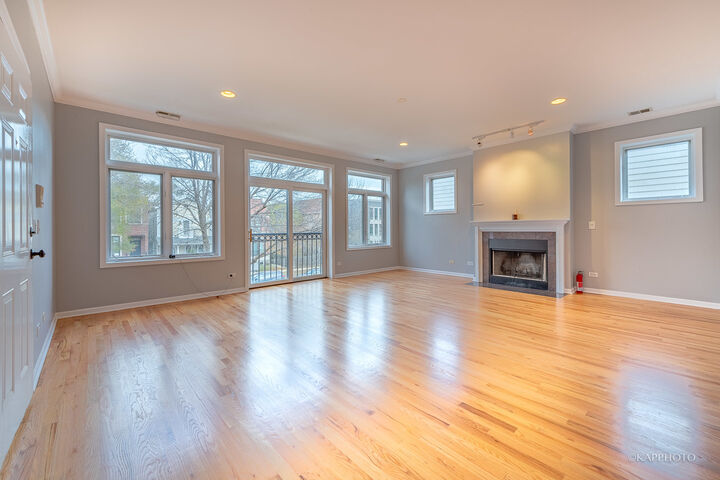 Property Photo: 633 E Bowen Avenue 2E IL 60653