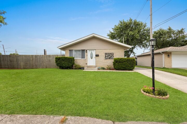 16544 Lisa Lane  Oak Forest IL 60452 photo