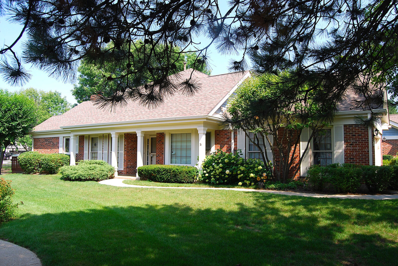 Property Photo:  2110 N Charter Point Drive  IL 60004 